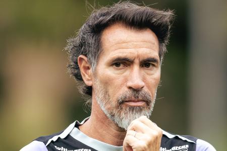 Técnico Eduardo Domínguez em treino do Atlético