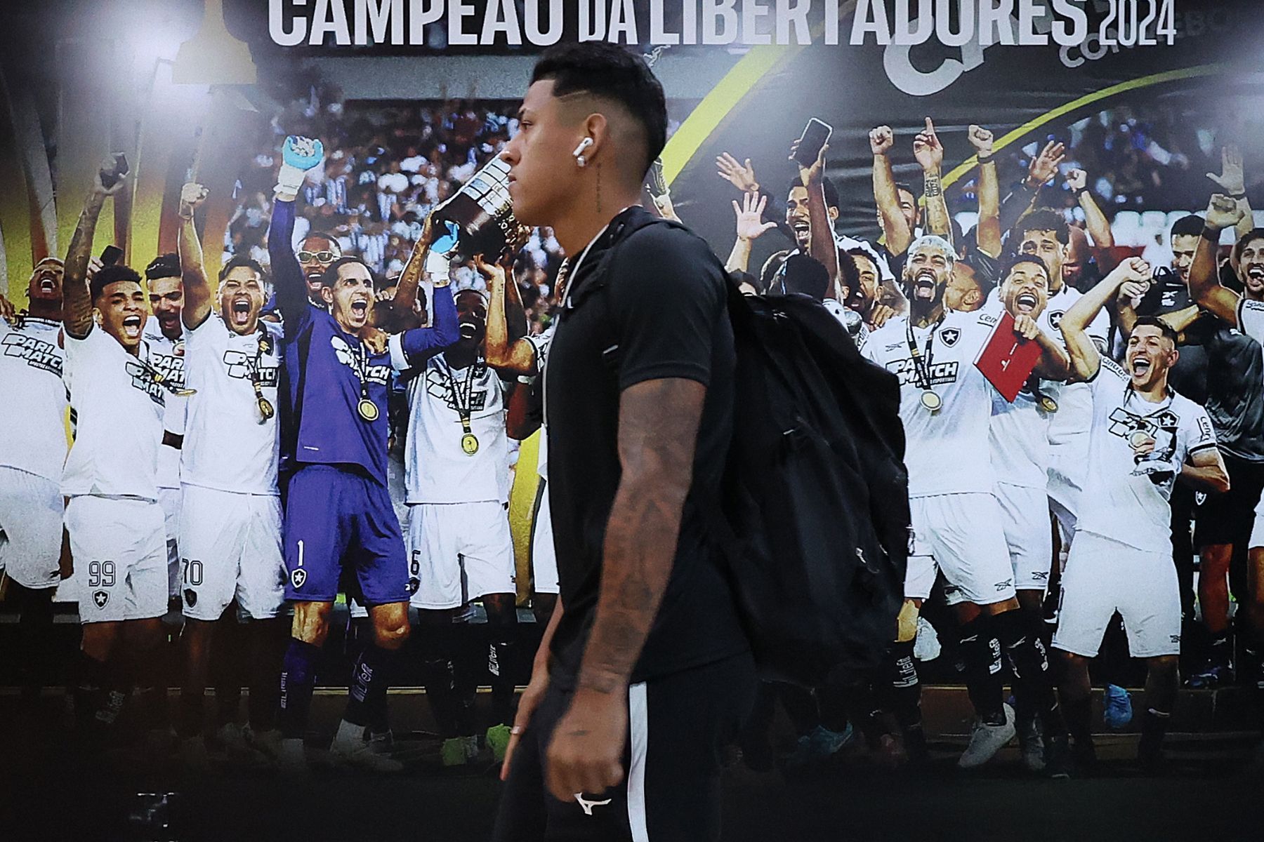 Atacante do Botafogo confirma despedida após eliminação na Sul-Americana