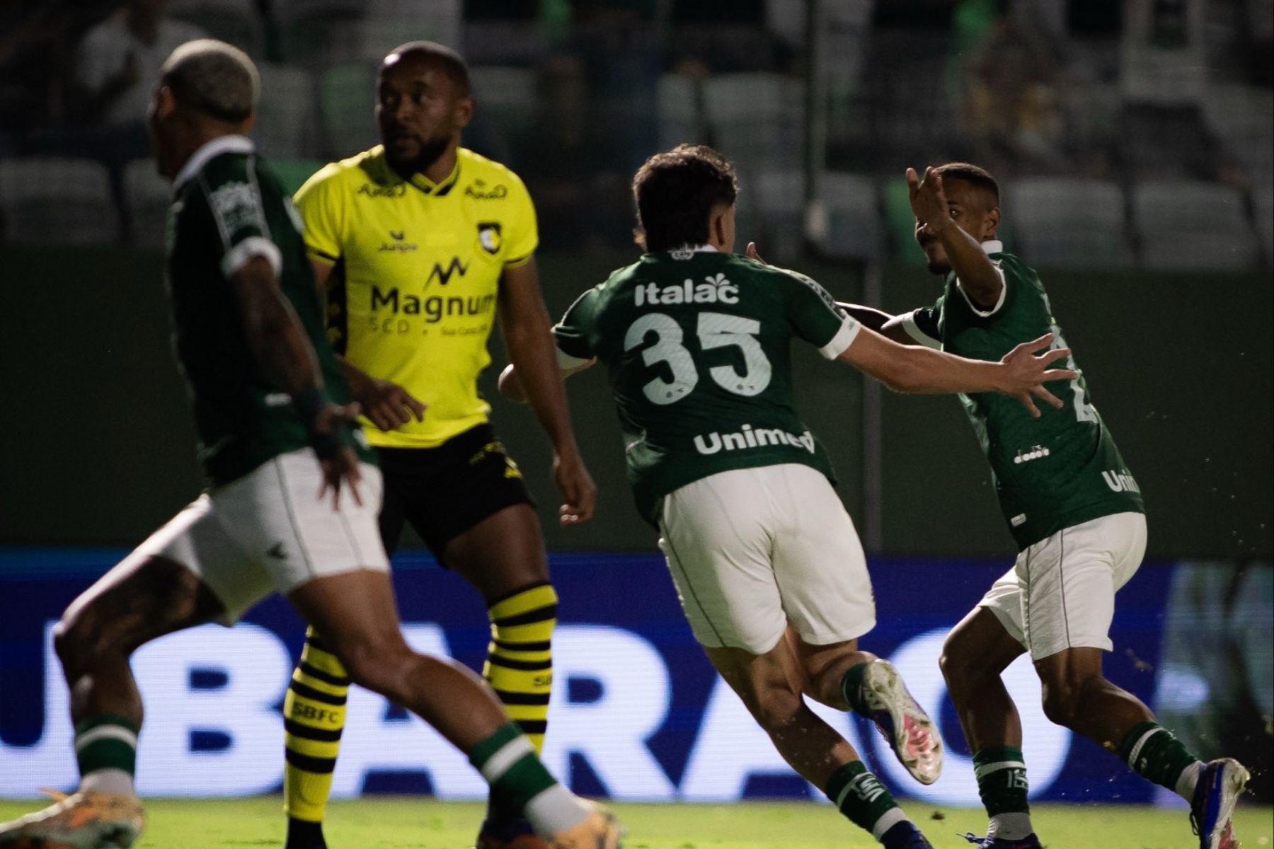 Goiás vence São Bernardo em casa e consegue reabilitação na Série B