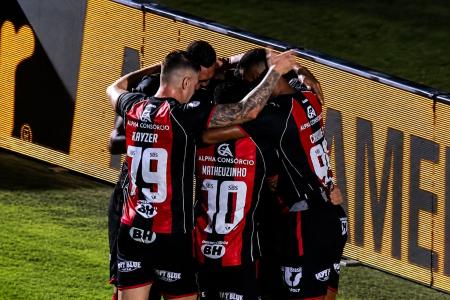 Vitoria goleou o Athletico-PR e avançou na Copa do Brasil