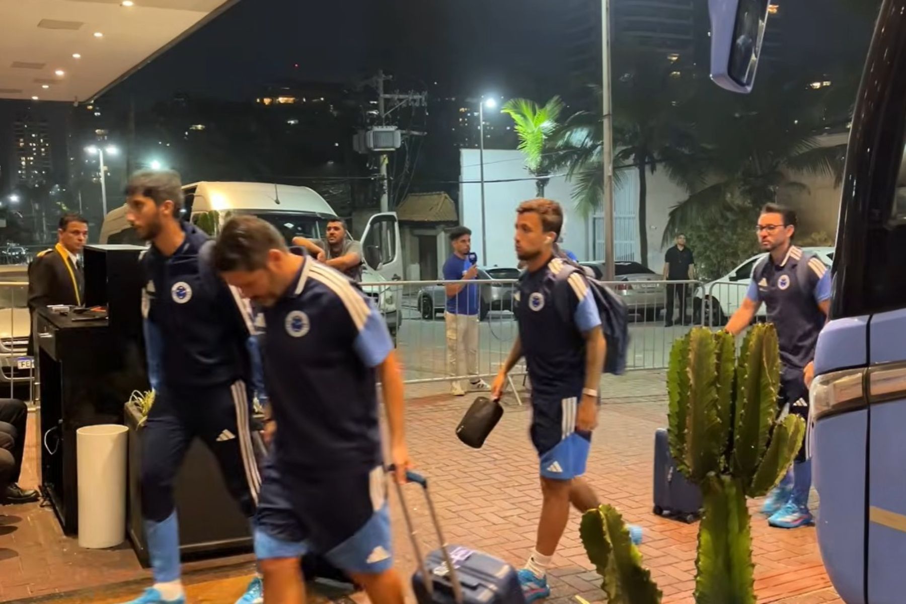 Sem dupla titular, Cruzeiro chega ao Rio para duelo com o Vasco; veja relacionados