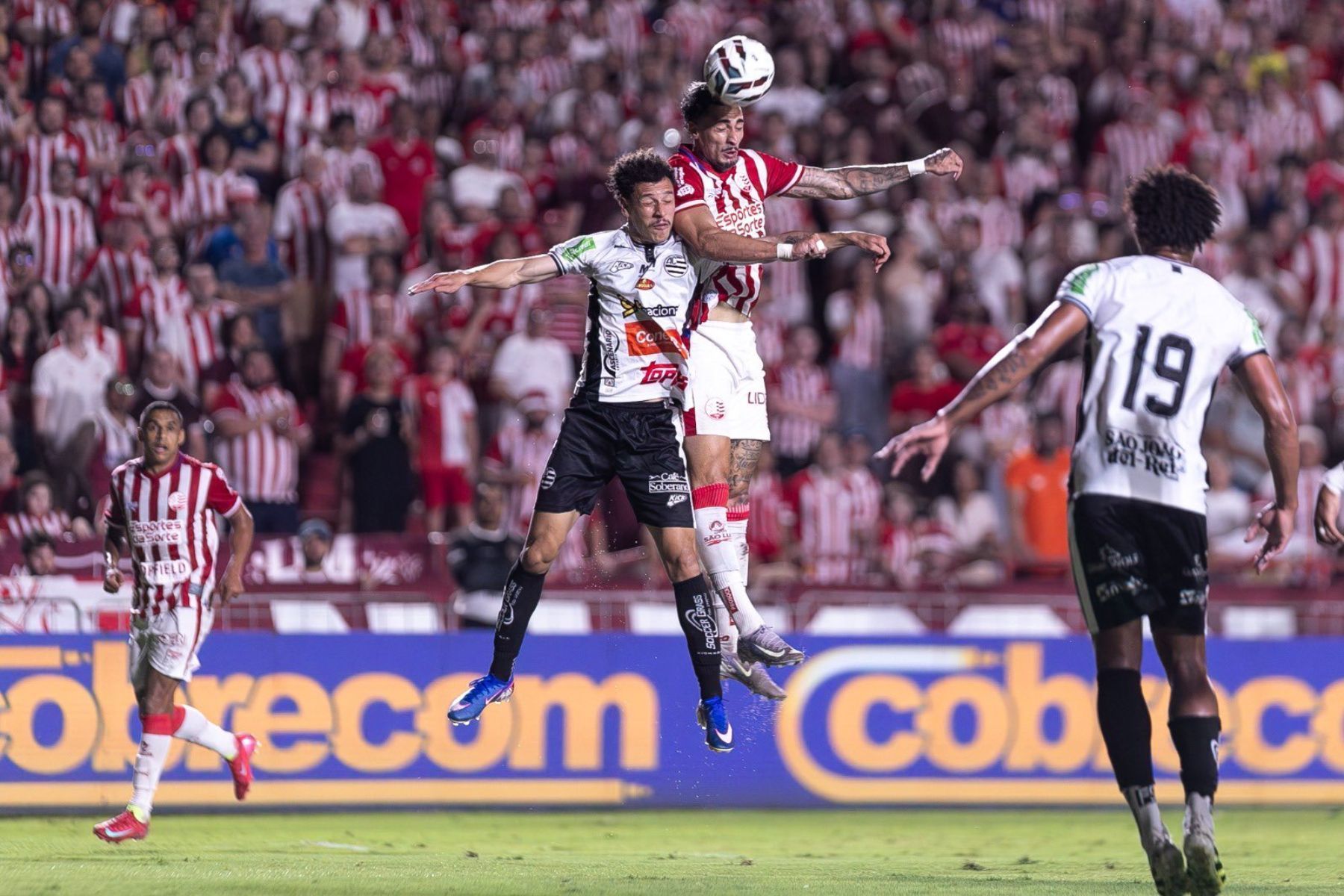 Athletic sai na frente, mas tem expulso e sofre virada do Náutico pela Série B