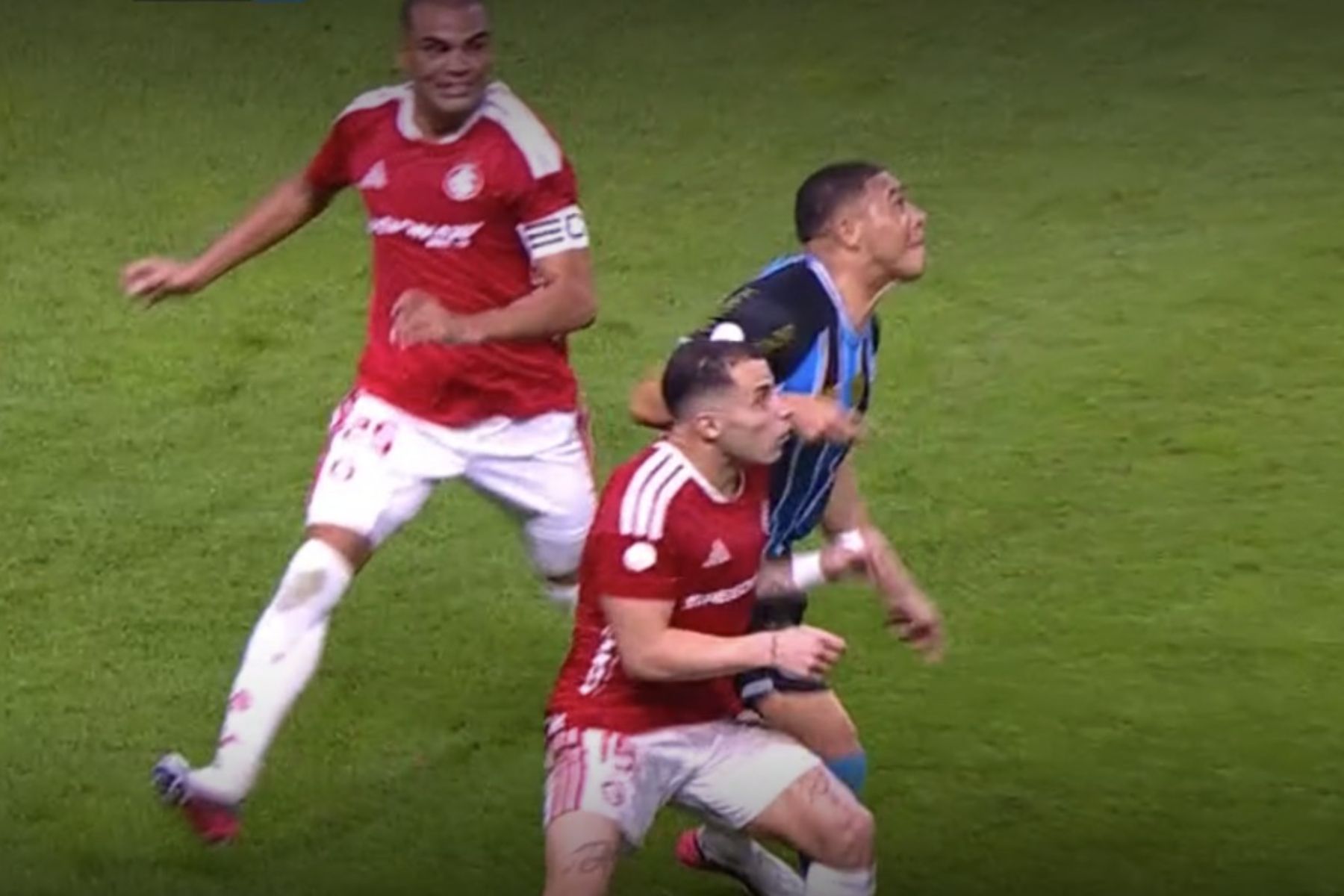 Era para expulsão? Ex-árbitro é direto sobre lance de Carlos Vinicius no GreNal