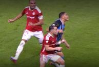 Era para expulsão? Ex-árbitro é direto sobre lance de Carlos Vinicius no GreNal