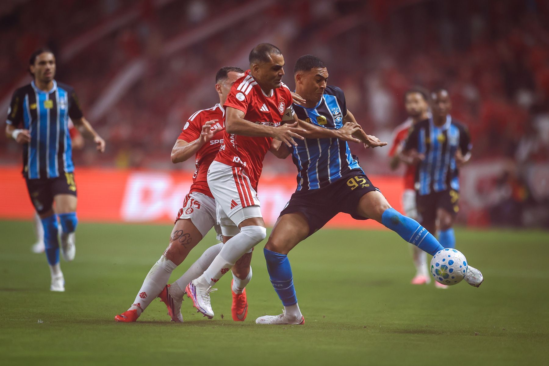 Internacional e Grêmio empatam no Beira-Rio pela ida das quartas da Copa do Brasil