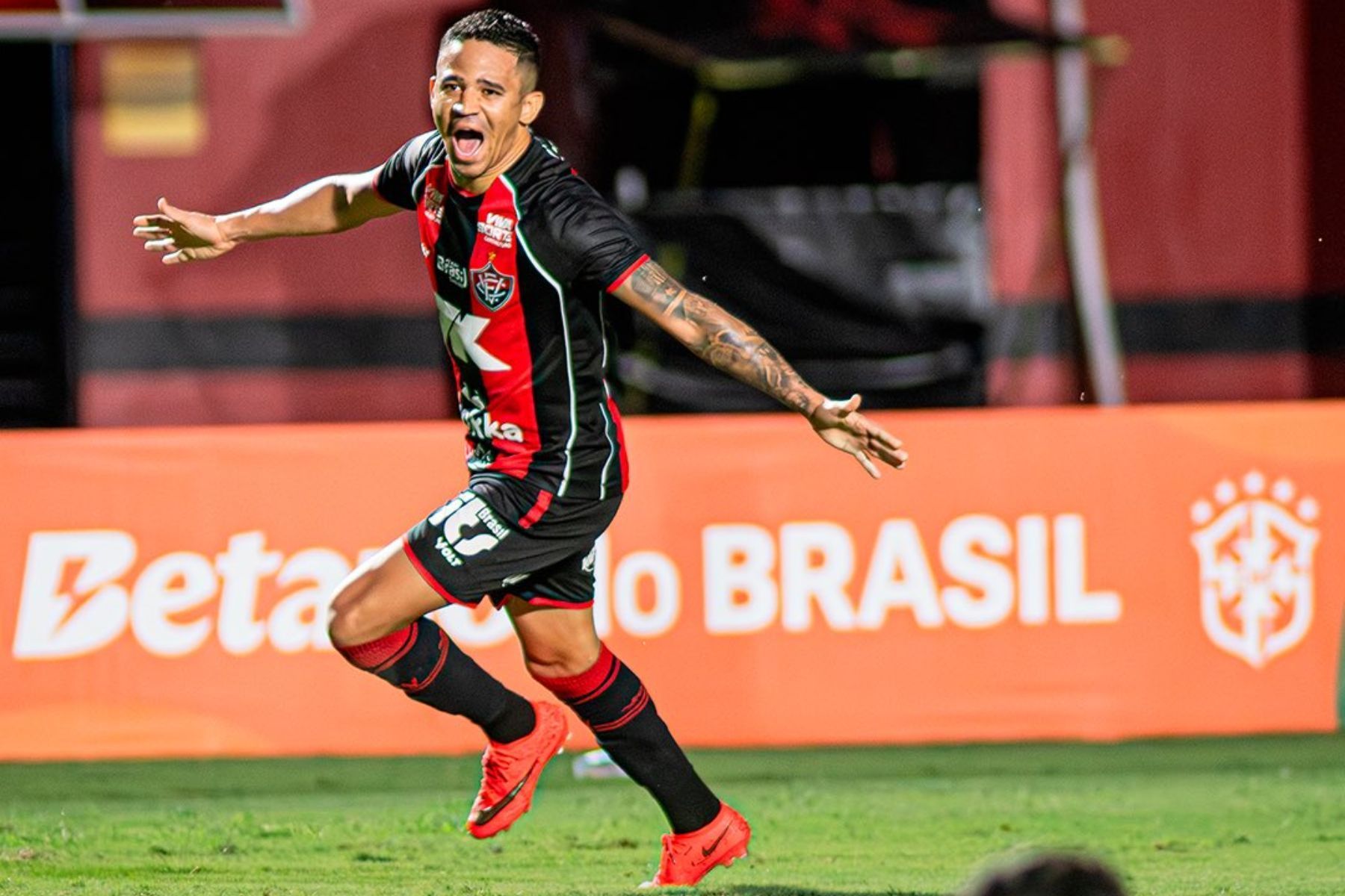 Vitória atropela Athletico-PR, reverte placar da ida e vai às quartas da Copa do Brasil