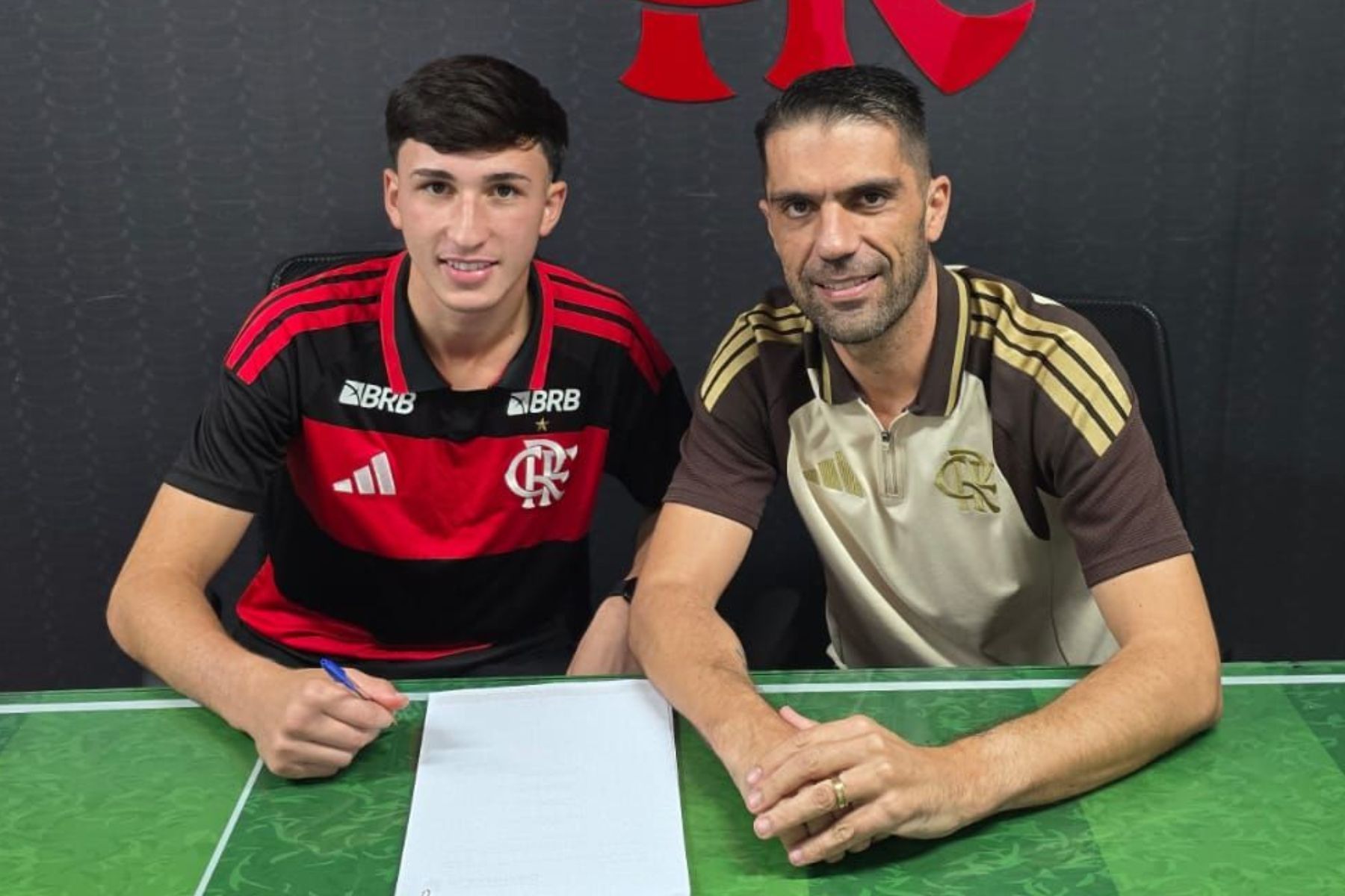 Flamengo assina contrato profissional com meio-campista das categorias de base