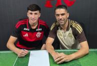 Flamengo assina contrato profissional com meio-campista das categorias de base