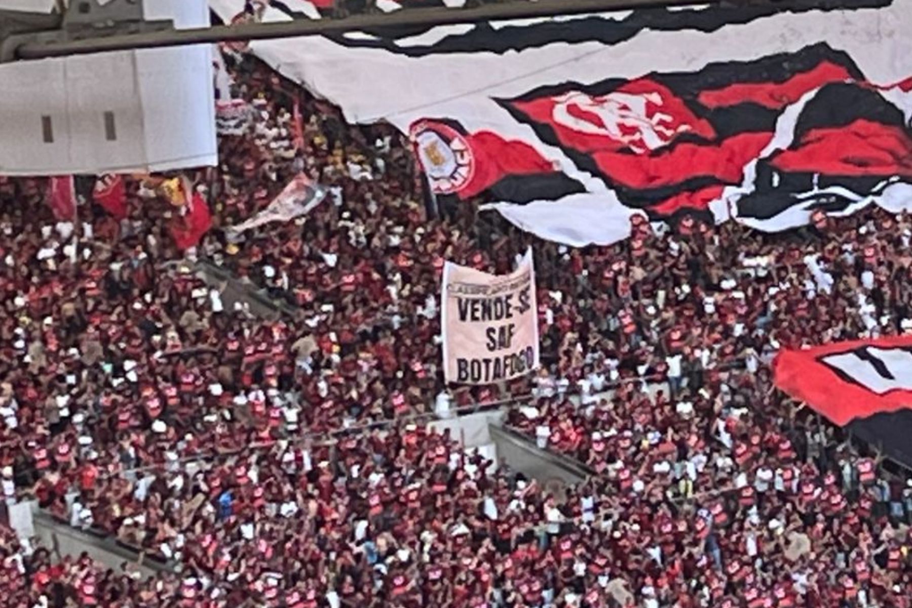 Torcida do Flamengo provoca o Botafogo antes do clássico: 'Vende-se Saf'