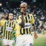 Com gol brasileiro, Fenerbahçe vence Sturm e avança no qualificatório da Champions