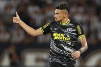 Botafogo negocia contratação do atacante Tiquinho Soares, ex-Santos