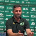 Técnico da Chapecoense manda indireta a jogador do Cruzeiro: 'Pode fazer teatro'