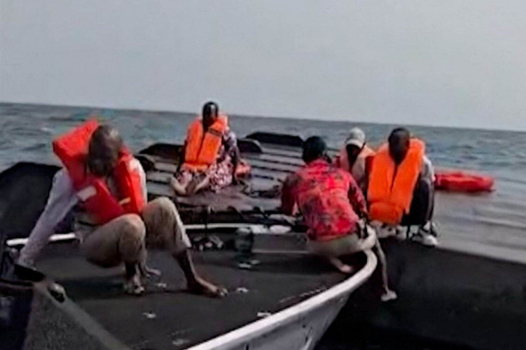 Balsa com mais de 100 passageiros naufraga no Zimbábue; 44 pessoas morreram