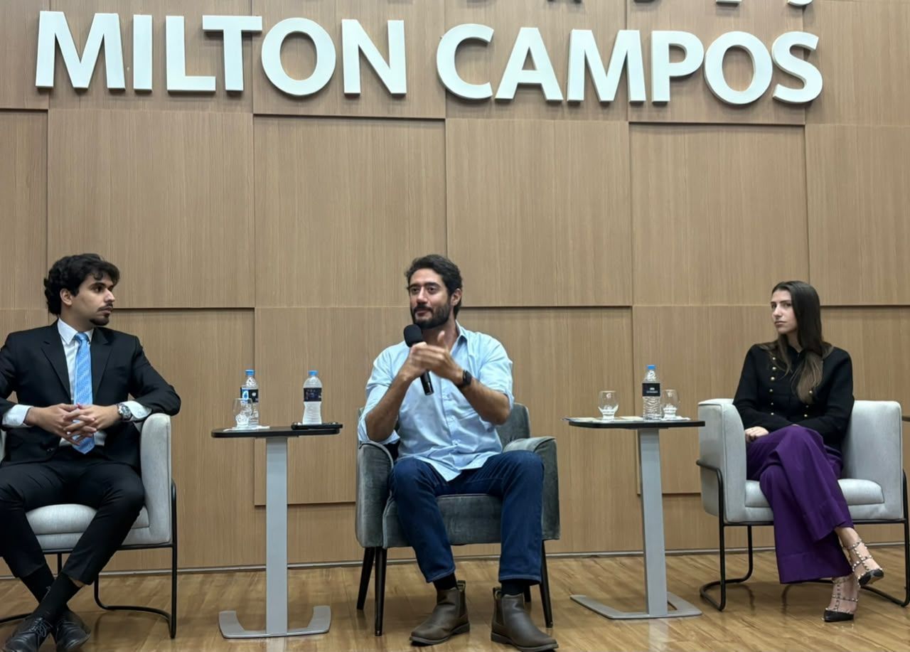 Gabriel declara que Simões pediu que ele desistisse da campanha para ser seu vice