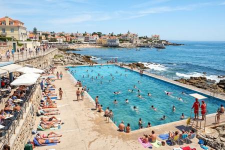 Piscina oceânica de acesso livre em Cascais conquista turistas na Grande Lisboa