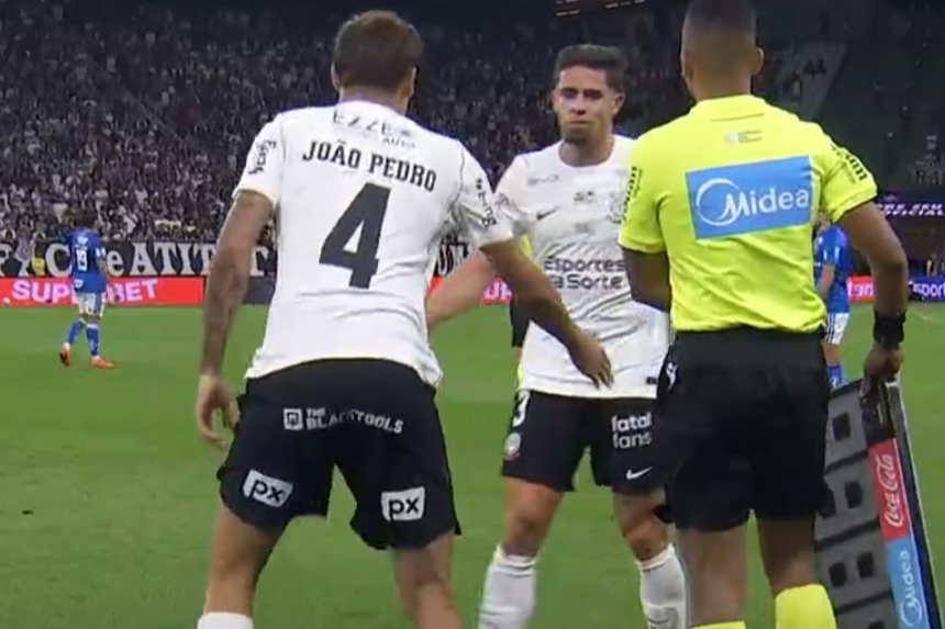 Titular do Corinthians deixa jogo contra o Cruzeiro por lesão