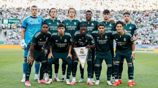 Time do Real Madrid em fila antes de amistoso de pré-temporada