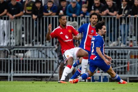 Manchester United e PSG empataram amistoso disputado na Suécia
