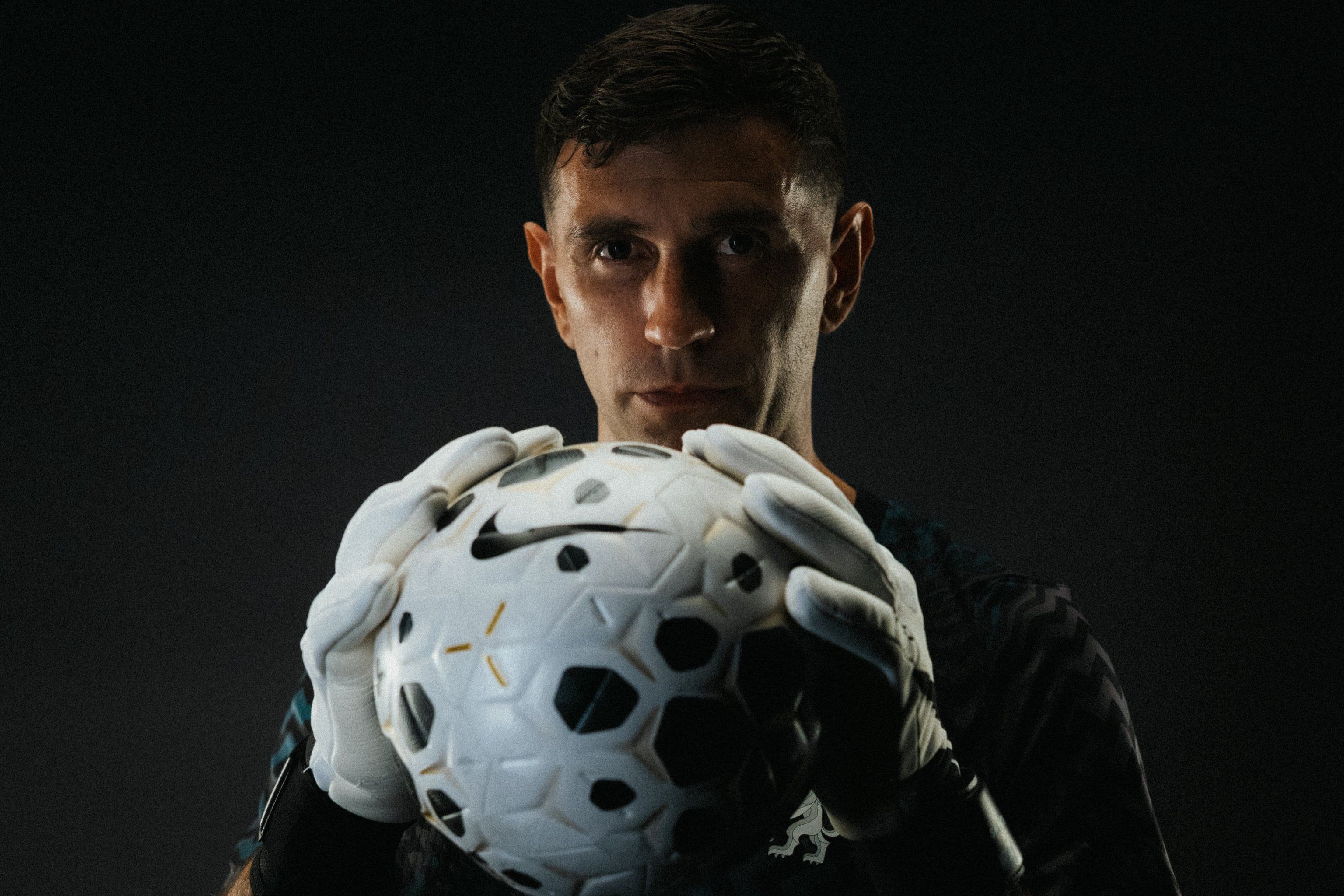 Chelsea anuncia contratação de Emiliano Martínez, campeão mundial pela Argentina