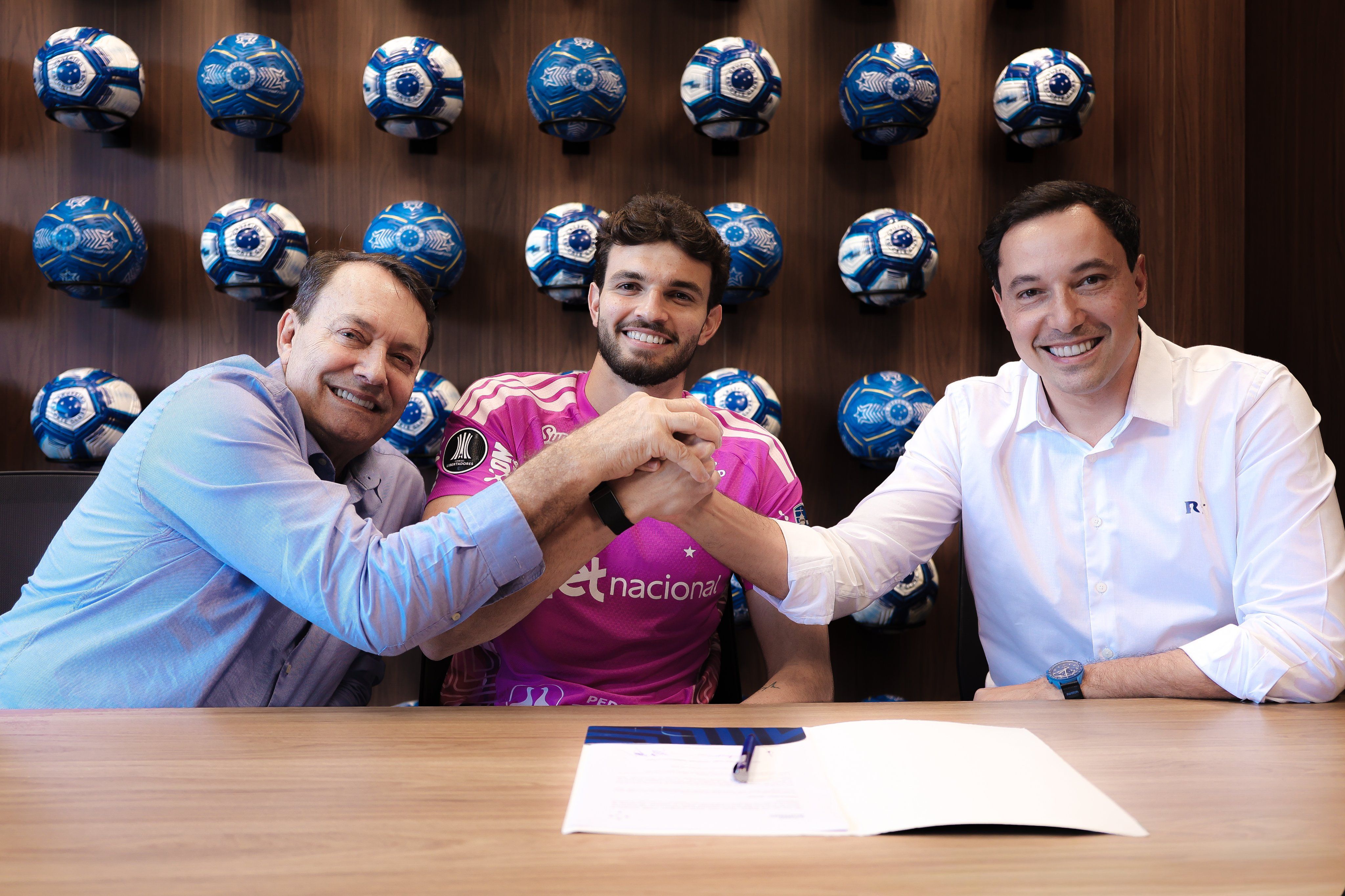 Cruzeiro oficializa renovação de contrato de Otávio: 'Paredão'