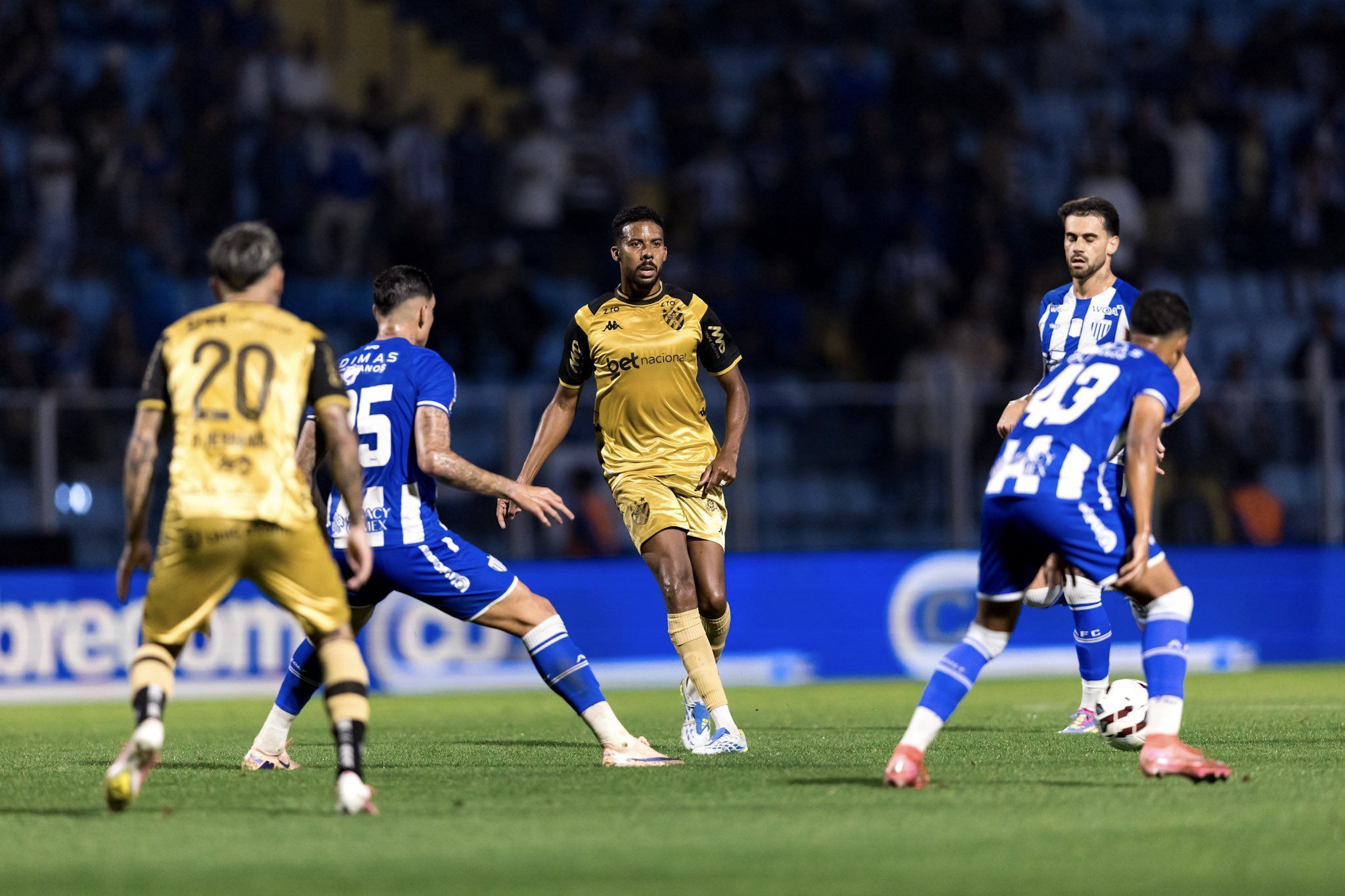 Avaí marca no fim, vence Sport e deixa a zona de rebaixamento da Série B