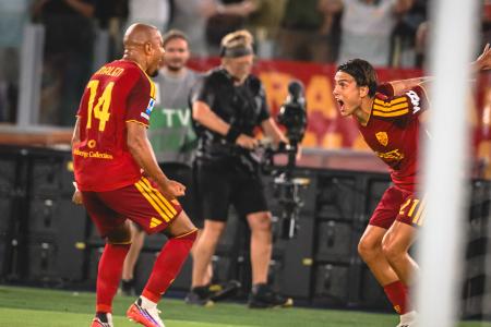 Donyell Malen e Paulo Dybala comemoram gol pela Roma no Campeonato Italiano