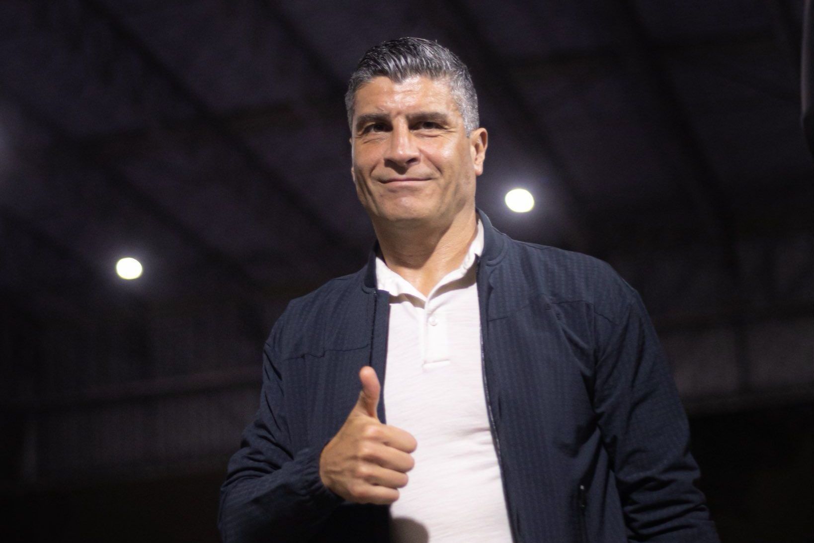 Pedro Emanuel se rende à torcida do Vasco: 'Me deixou arrepiado'