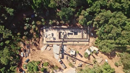 Pavilhão dedicado ao artista Michael Heizer está em fase de montagem no Museu Bernardo Paz, em Brumadinho