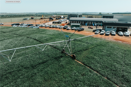 Pivô de irrigação instalado sobre uma lavoura verde, em frente ao Centro de Treinamentos em Irrigação da Valley, em Uberaba (MG).