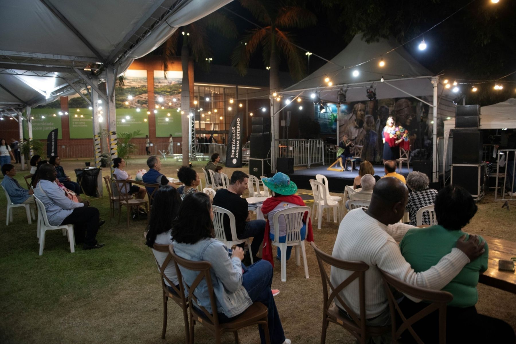 17º Salão do Livro Vale do Aço abre programação com espetáculo inspirado em 'Sapiens'