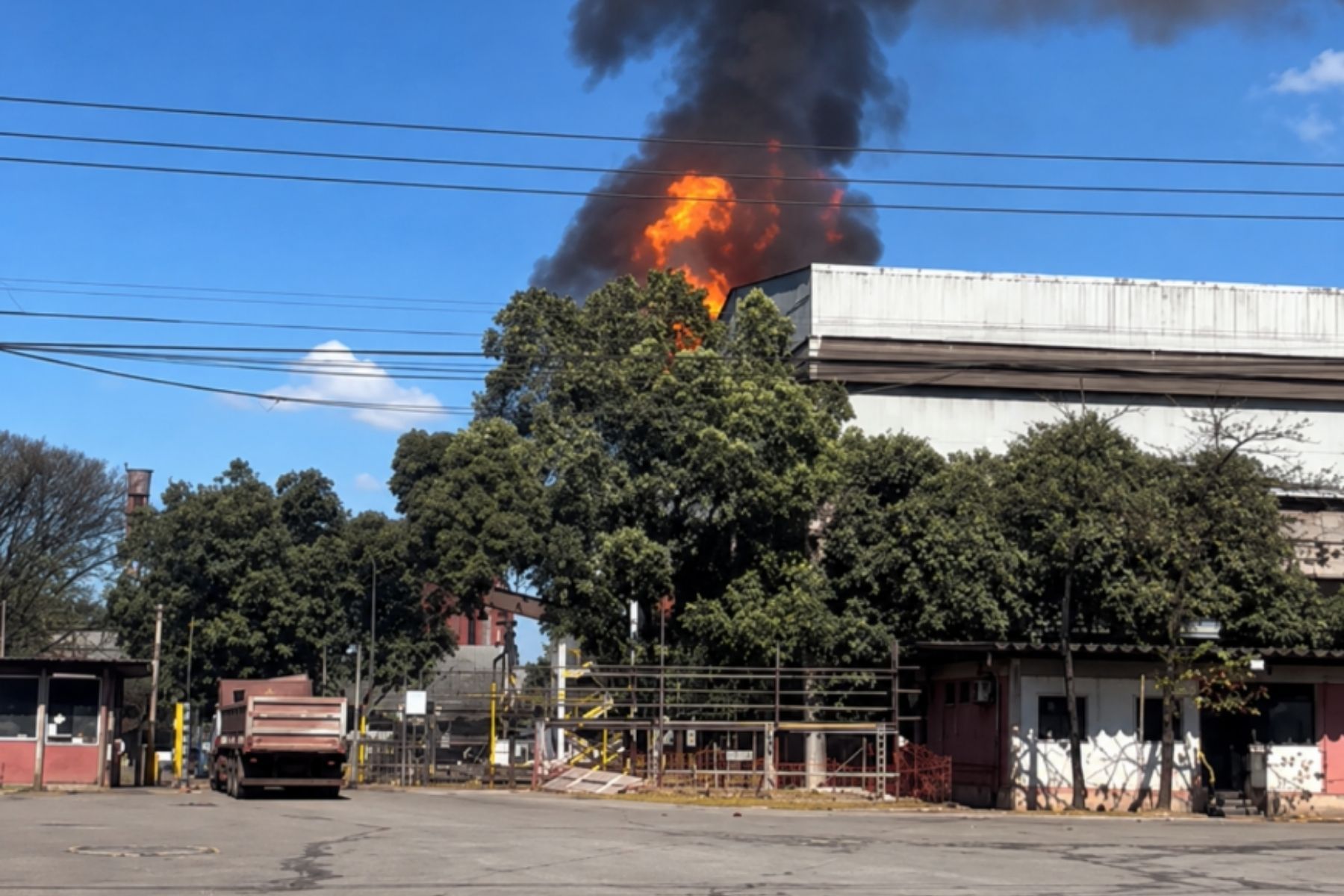 Colaboradora fica ferida em incêndio na área industrial da Aperam, em Timóteo