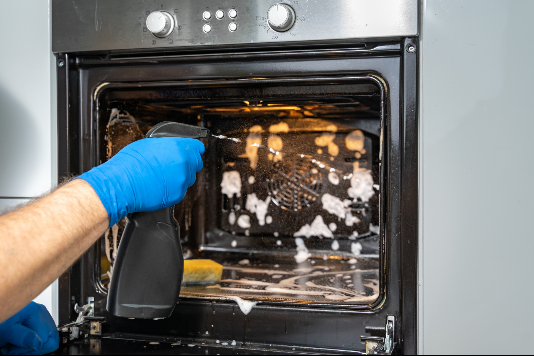Sal, limão ou vapor: o método eficaz de limpar o forno sem produtos químicos