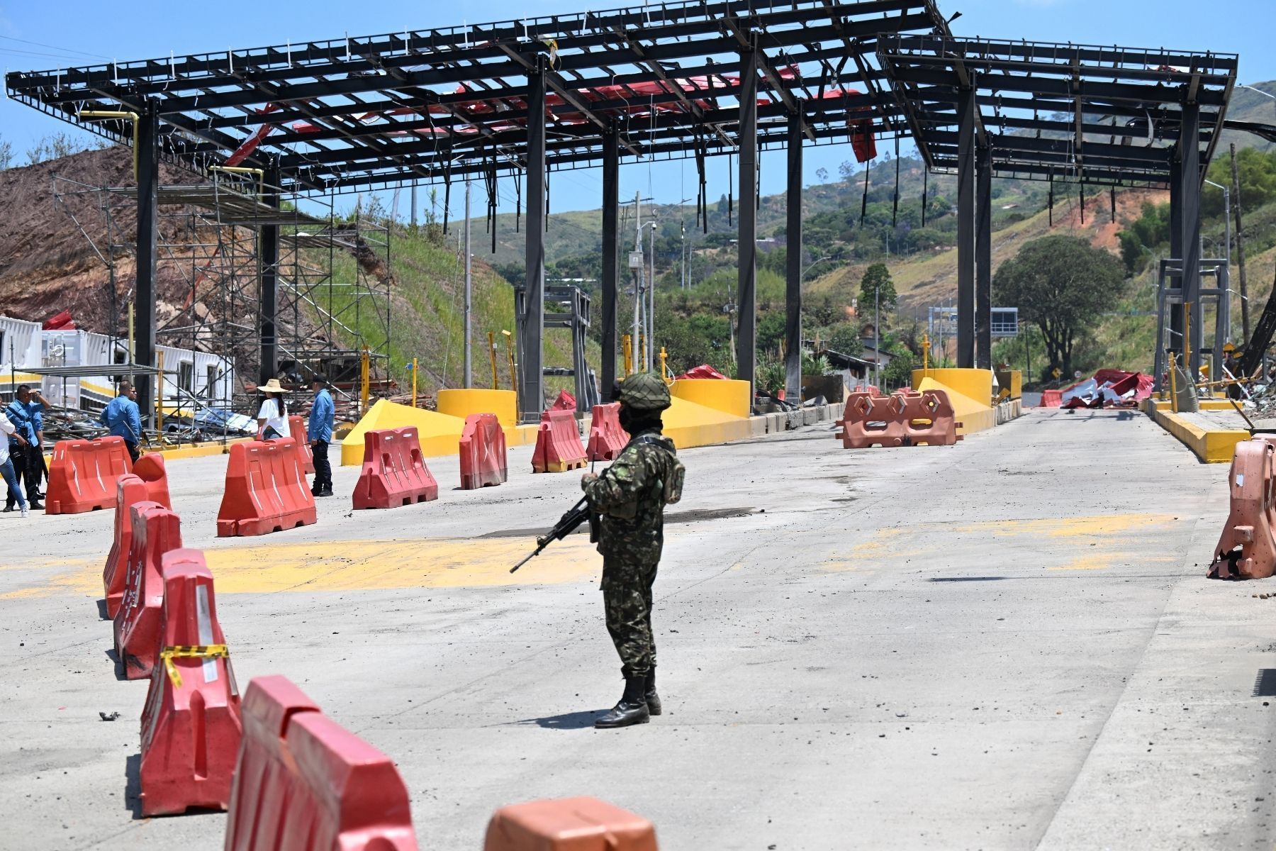 Onda de ataques explosivos marca início da gestão De la Espriella na Colômbia