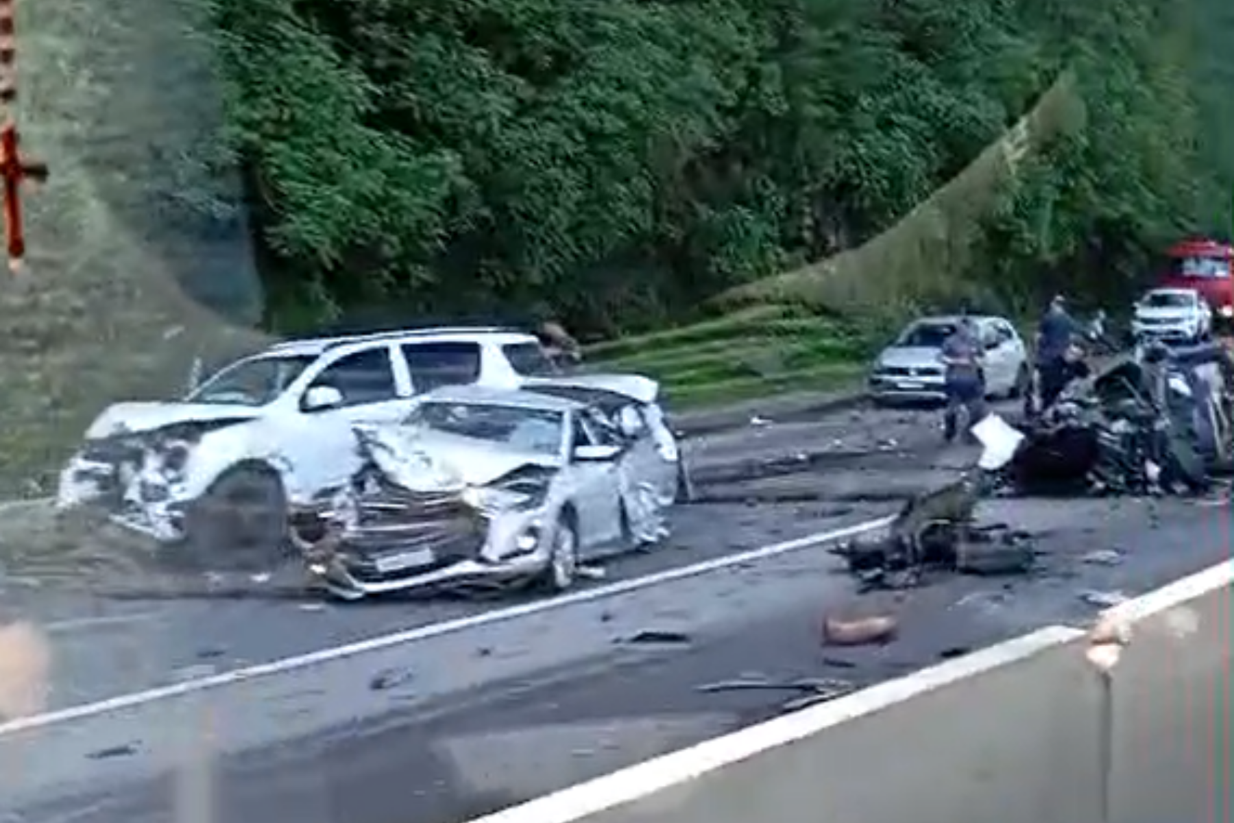 BR-277: engavetamento com 10 veículos deixa dois mortos e cinco feridos no PR; veja vídeo