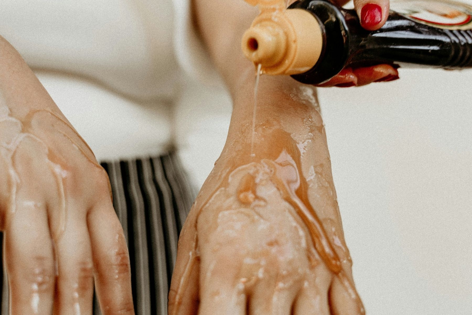 Misturar mel e açúcar nas mãos: para que serve e por que essa receita é recomendada