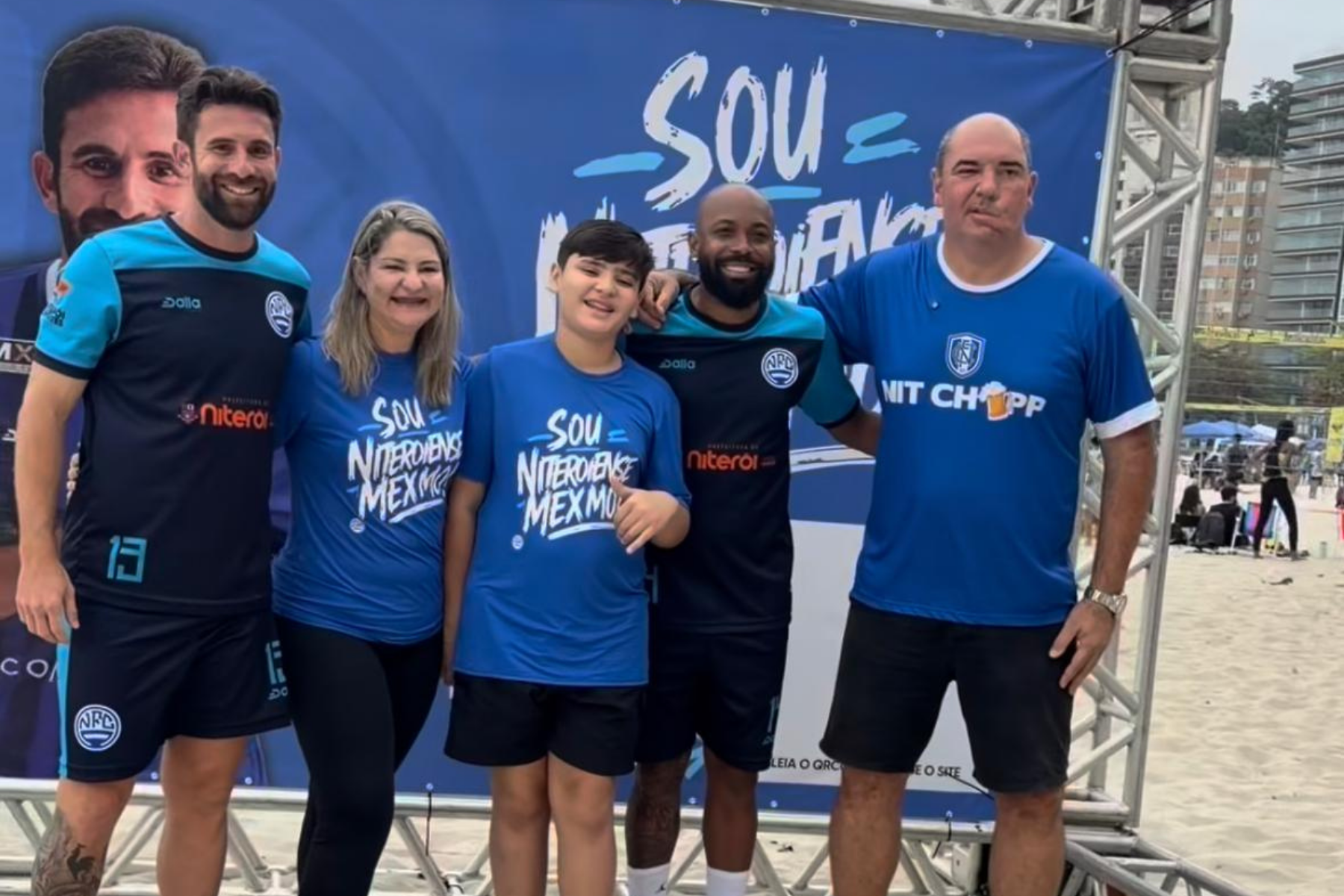 Campeão pelo Cruzeiro é apresentado por clube carioca na praia: 'Em casa'