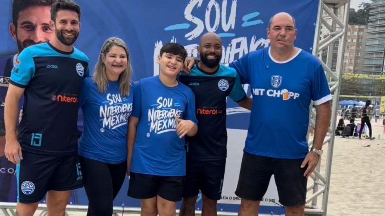 Campeão pelo Cruzeiro, Chay é apresentado por clube carioca na praia