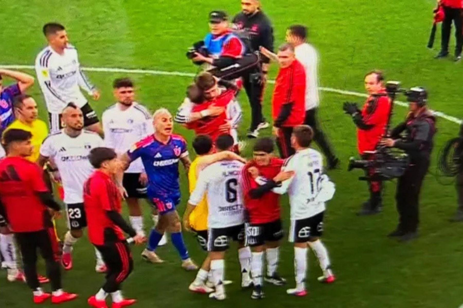 Ivan Román se envolve em confusão com multicampeão pelo Atlético em clássico no Chile