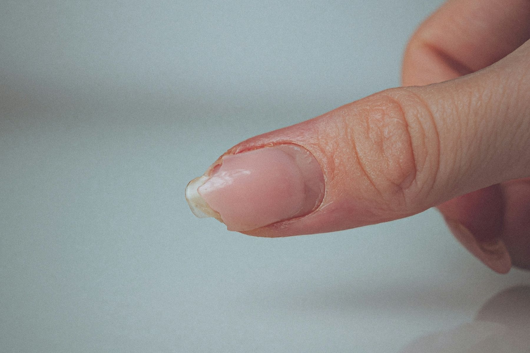 A unha lasca, a cutícula resseca e a mão vive na água: por que a hidratação reduz a fragilidade