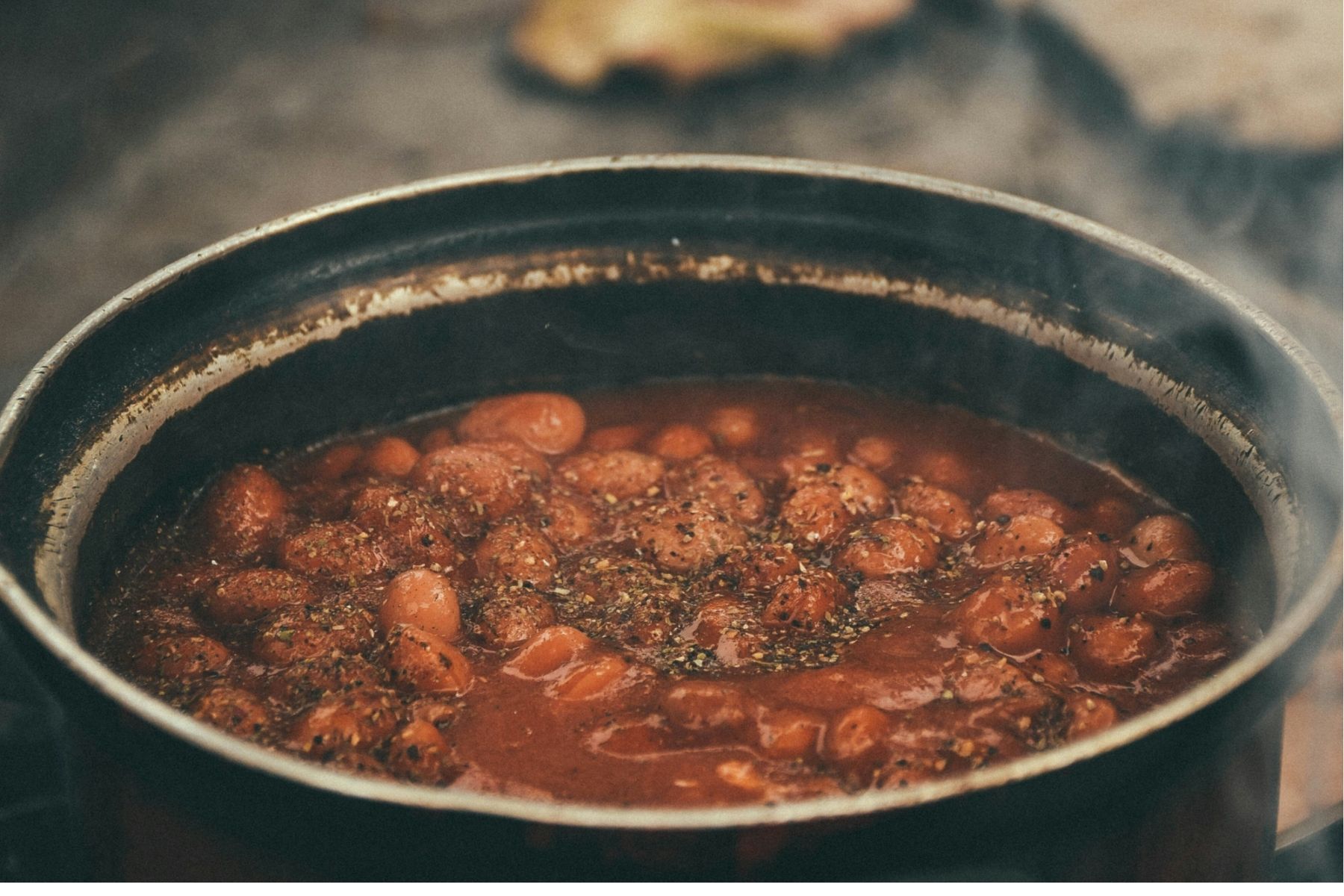 Não é o bacon, nem a calabresa: o melhor acompanhamento para o feijão