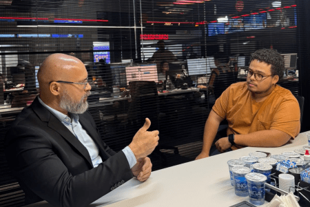O diplomata Rashad Novruz, Embaixador do Azerbaijão no Brasil e outros países da América do Sul, em visita à Rádio Itatiaia • Itaitiaia