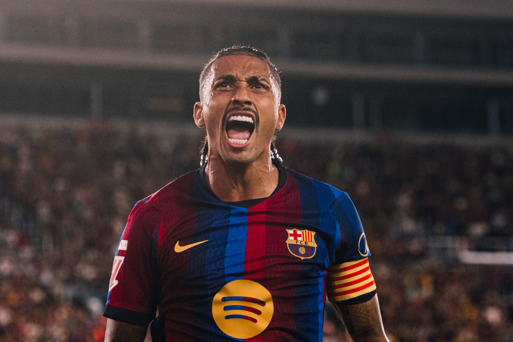 Sob olhares de Gabriel Jesus, Barcelona goleia Vallecano com show de Raphinha e Yamal