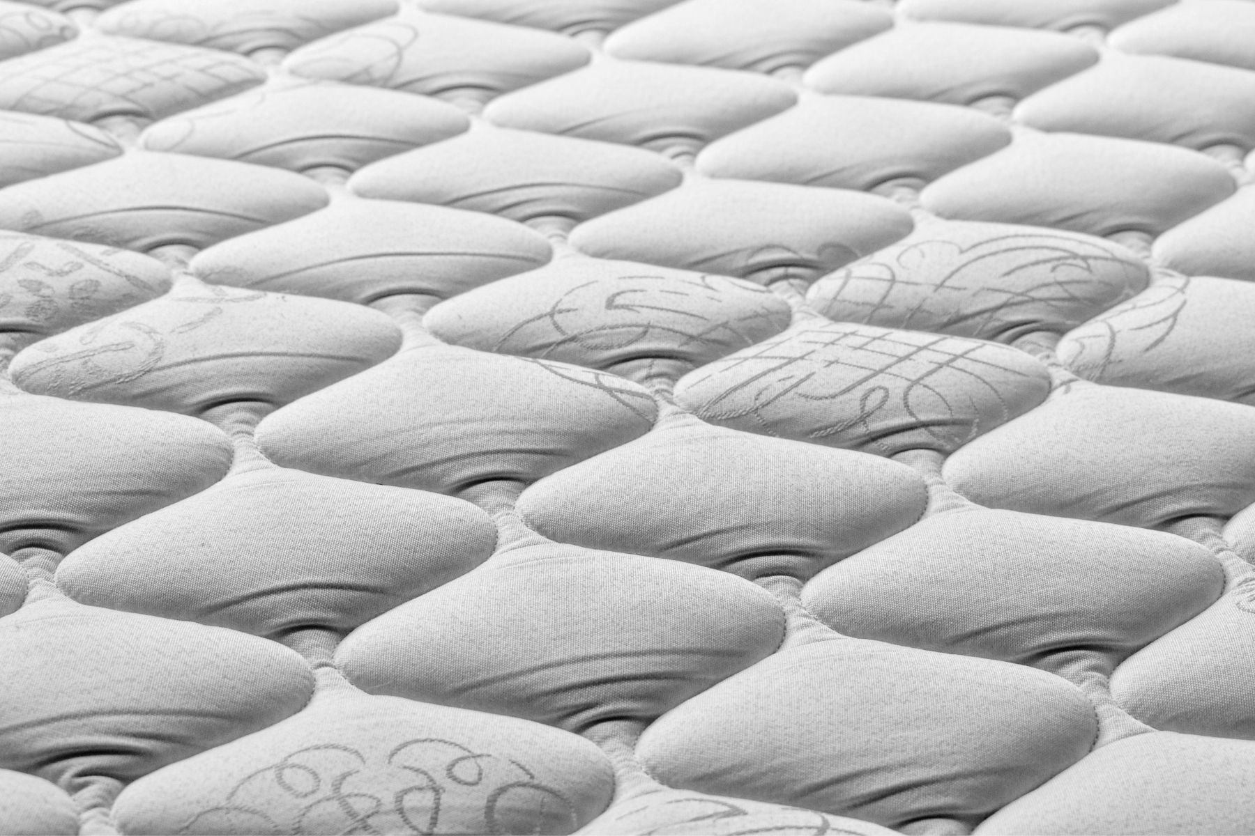 Borrifar álcool no colchão à noite antes de dormir: para que serve e por que é recomendado