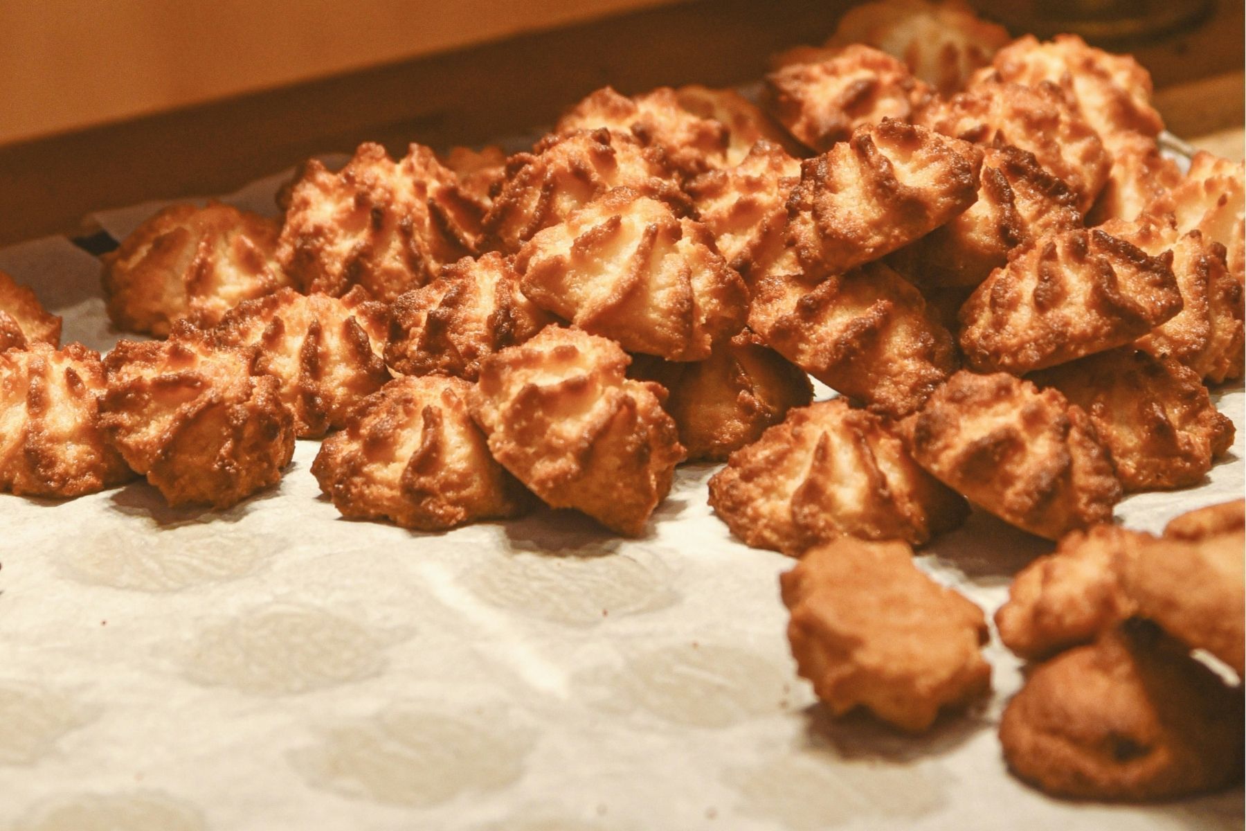 Cocada de forno cremosa por dentro e crocante por fora é a sobremesa perfeita