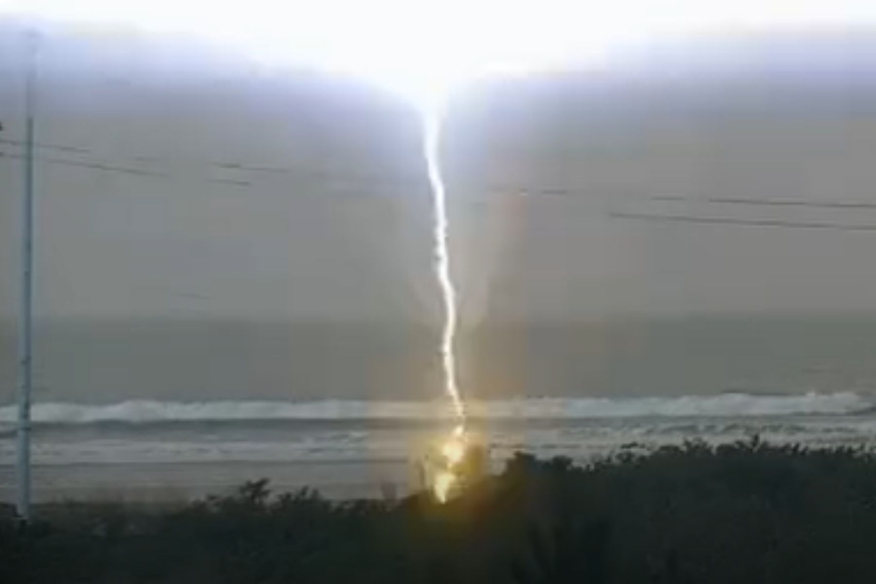 Mulher morre após ser atingida por raio enquanto caminhava em praia de SC; veja vídeo