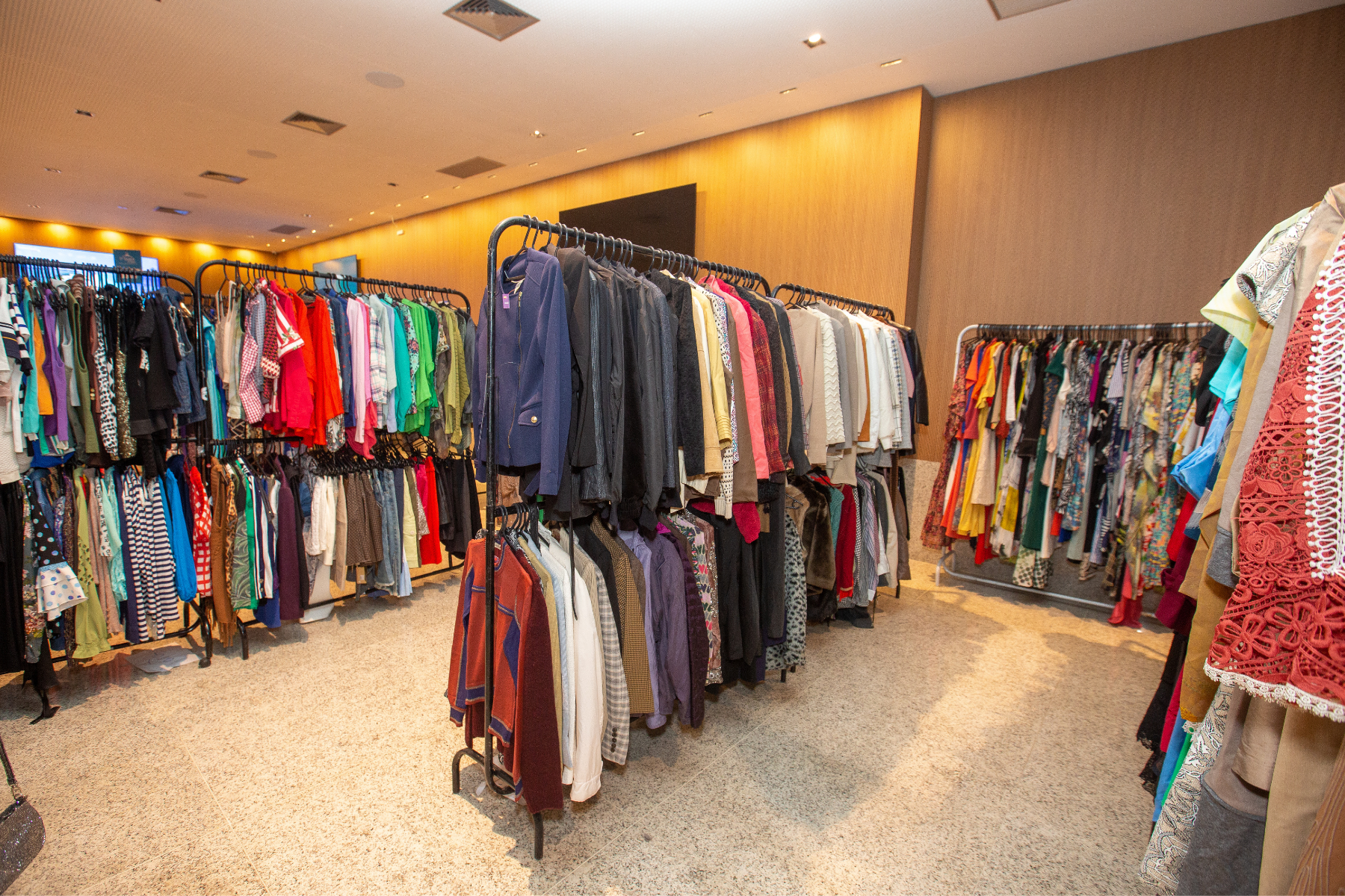 Bazar oferece roupas de grandes marcas a baixo custo e destina renda a hospital de câncer em BH