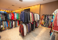 Bazar oferece roupas de grandes marcas a baixo custo e destina renda a hospital de câncer em BH