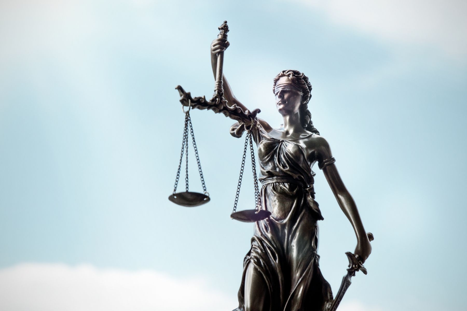 Mulher é registrada como mãe de filha da amante do marido e caso vai parar na Justiça