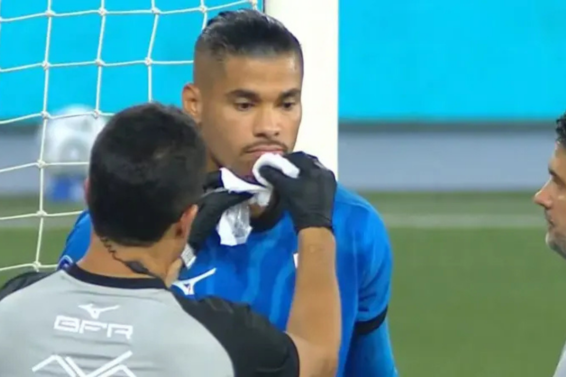 Goleiro do Botafogo deixa Nilton Santos com 15 pontos no queixo após levar chute no rosto
