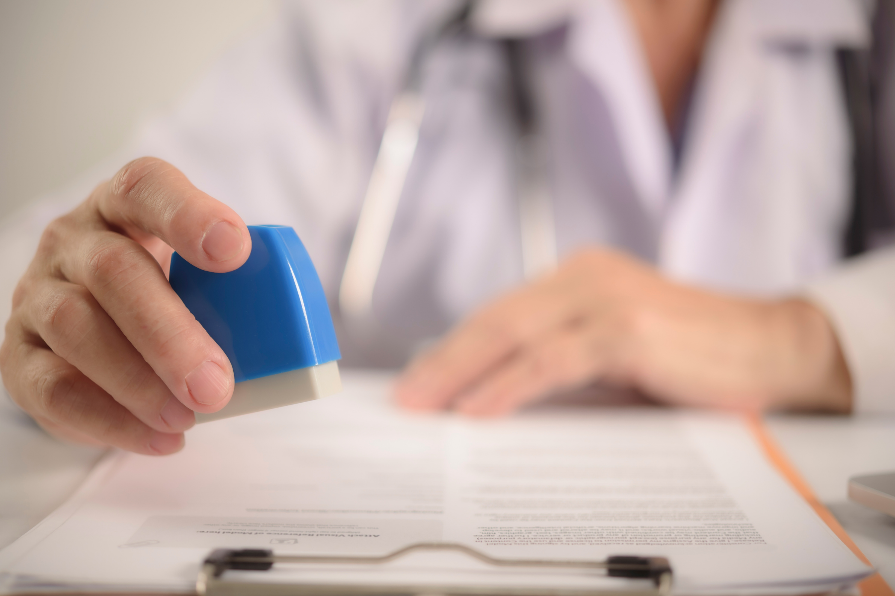 Mulher é condenada por falsificar atestados médicos para justificar faltas ao trabalho em SC